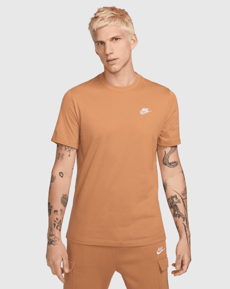 T-Shirt Sportswear Club Marrone Uomo
