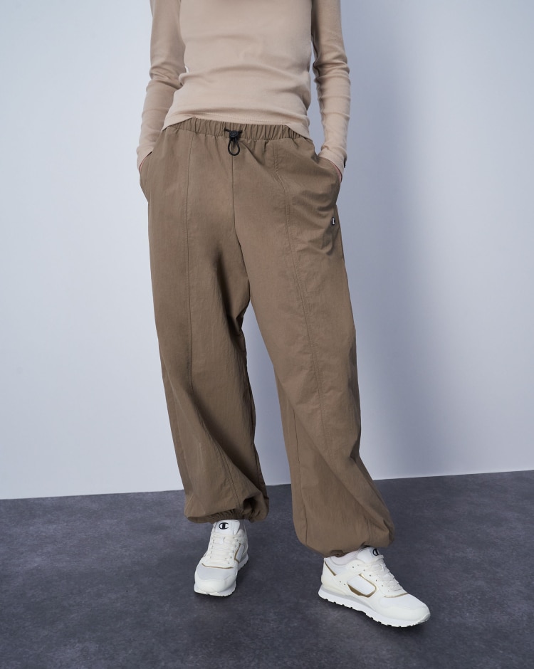 Champion Pantaloni in Nylon C Logo Patch Marrone Donna