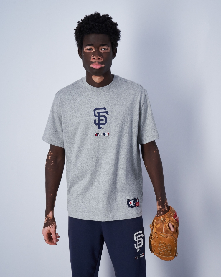 Champion x MLB T-Shirt Cosy Fit In Cotone San Francisco Giants Grigio Uomo